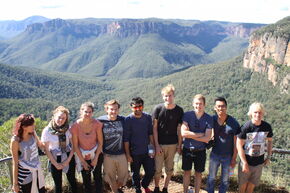 In de Blue Mountains (tweede van rechts)]