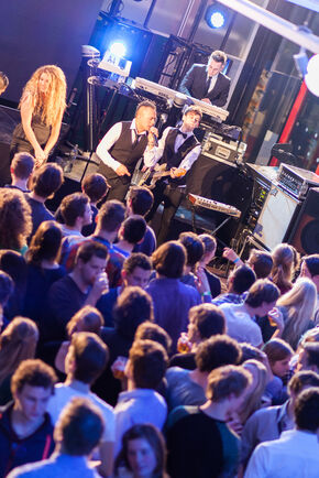 Feesten met de band Beat-It! Foto | Bart van Eijden Feesten met de band Beat-It! Foto | Bart van Eijden