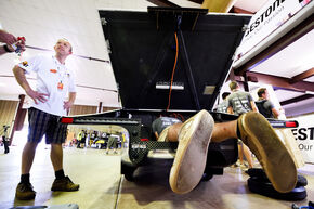 Technische keuring World Solar Challenge. Foto | Bart van Overbeeke