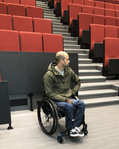 Diego Parrondo Ojanguren in de collegezaal. Wel ruimte voor rolstoelers, maar geen tafeltje. Foto | Judith van Gaal