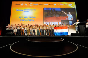 Lex Hoefsloot (rechts) tijdens het dankwoord. Foto | Bart van Overbeeke