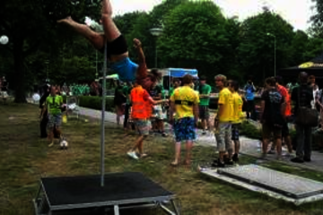 Eindhovense studentensportverenigingen presenteren zich op de maandag van de Intro 2012 tijdens de sportmarkt bij het ...