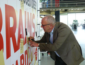 Jo van Ham 'tekent' de BRAINS-inspiratiewand.