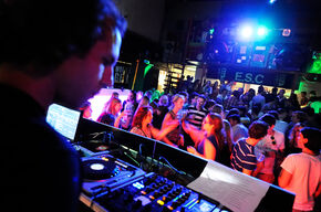 Erwin Kessels rocking the DJ booth. Foto | Bart van Overbeeke Crowd going wild met Erwin Kessels. Foto | Bart van Overbeeke