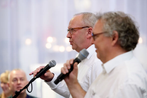 Jo van Ham leidt samen met dean Lex Lemmens van het Bachelor College de discussie tijdens de Mystery Tour. Foto | Bart van Overbeeke