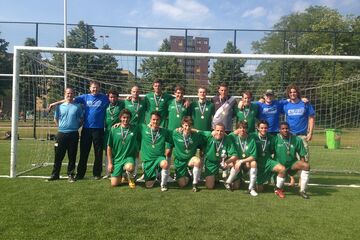 [Translate to English:] Het winnende herenvoetbalteam van Eindhoven.