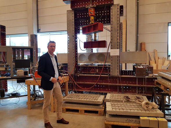 Simon Wijte bij de proefopstelling in het bouwfysisch lab van Bouwkunde. Foto | Han Konings