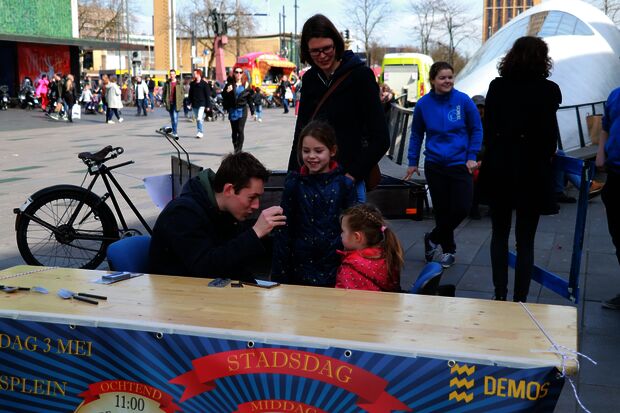 Demos organizes typically Dutch games in Stadhuisplein