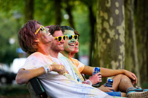Holi Run op de campus. Foto | Bart van Overbeeke