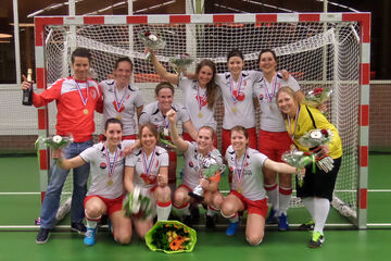 Totelos Dames 1 met links coach Raymond Starke.