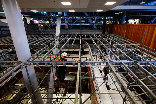 Scaffolding in MetaForum for replacement of lamps