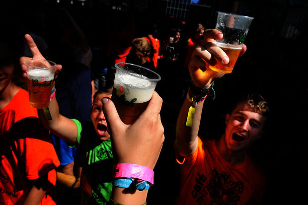 Wristbands against alcohol abuse during Intro