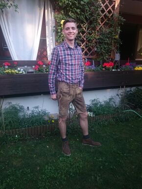 Zoals het hoort volledig “in Tracht” voor een Dorffest in Südtirol. Zoals het hoort volledig “in Tracht” voor een Dorffest in Südtirol.