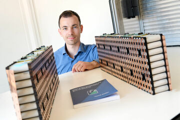 Henrik Beelen met batterijpakketten. Foto | Bart van Overbeeke
