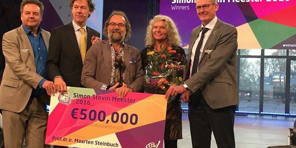 Maarten Steinbuch, met naast zich zijn vrouw Inge, neemt de prijs in ontvangst.