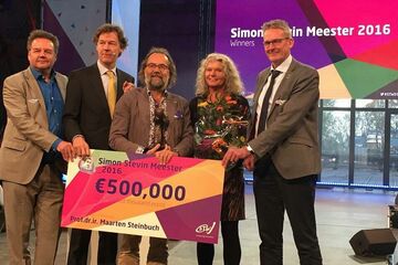 Maarten Steinbuch, met naast zich zijn vrouw Inge, neemt de prijs in ontvangst.