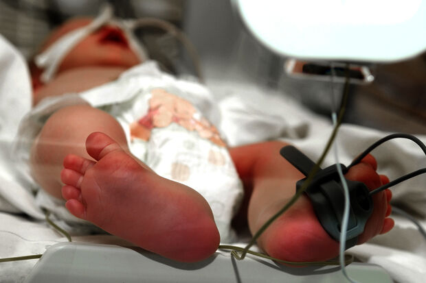 Contactless and efficient monitoring of premature babies