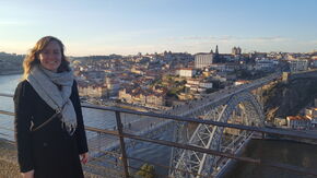 Gabriëlle in February with a view on the bridge Ponte Luis I and Porto.
