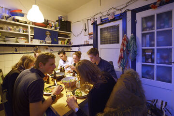 Aanschuiven bij Huize Reinheid, Rust en Regelmaat. Foto | Bart van Overbeeke