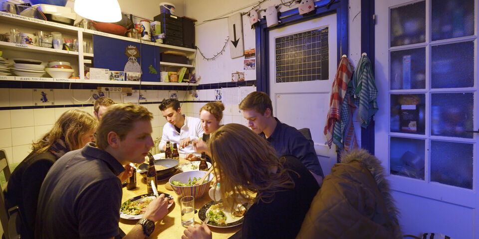 Aanschuiven bij Huize Reinheid, Rust en Regelmaat. Foto | Bart van Overbeeke
