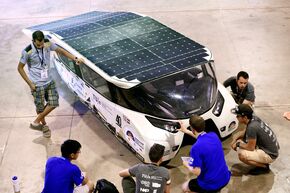 Technische keuring World Solar Challenge. Foto | Bart van Overbeeke