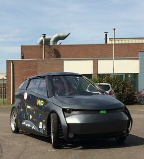 Een radioverslaggever rijdt mee met Nova. Een radioverslaggever rijdt mee met Nova.