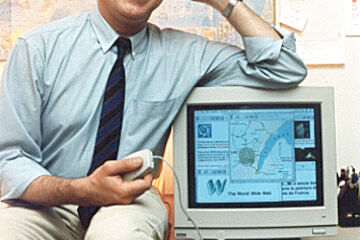 Robert Cailliau bij een Apple Macintosh computer waarop de webbrowser MacWWW draait.