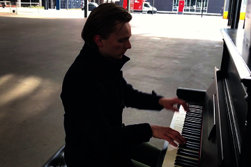 David Hordijk, pianist and bachelor's student at Eindhoven University of Technology, plays his song 'Persist'.