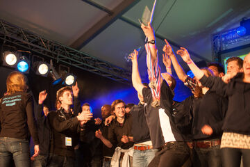 De prijsuitreiking op de Batavierenrace 2012, waar het TU/e-Fontysteam tweede werd.
