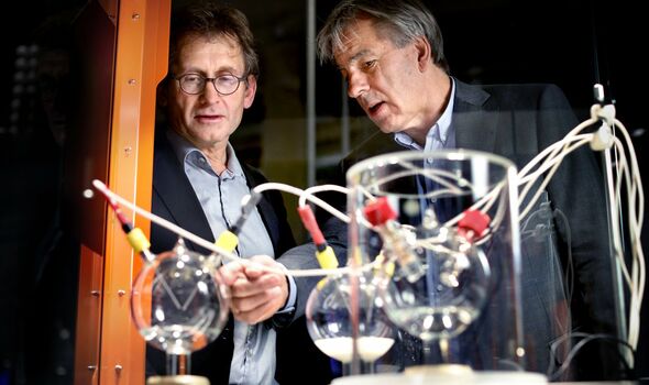 Ben Feringa (links) en Bert Meijer bij het experiment in NEMO. Foto | DigiDaan