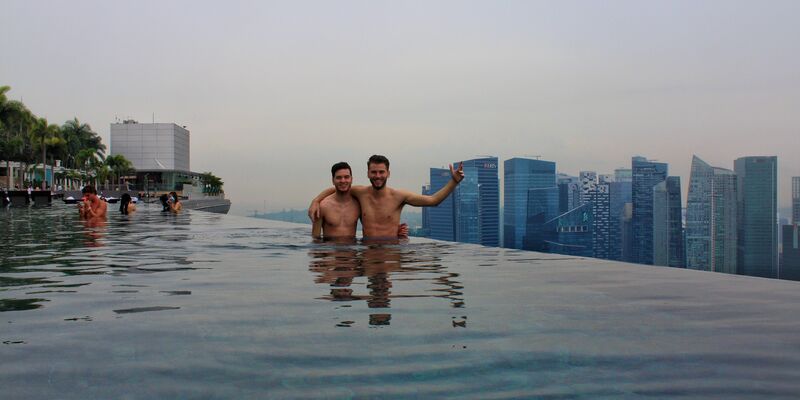 De Infinitypool van het Marina Bay Sands, met links Timo, rechts Daan.