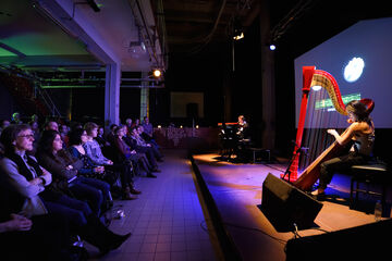 Harpist Lavinia Mejier in het Gaslab. Foto | Bart van Overbeeke.