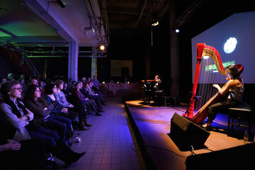 Harpist Lavinia Mejier in het Gaslab. Foto | Bart van Overbeeke.