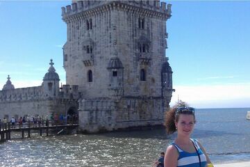 Hanneke Dekkers bij de toren van Belem in Lissabon.