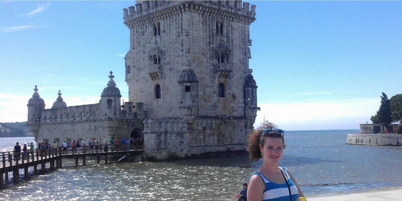 Hanneke Dekkers bij de toren van Belem in Lissabon.