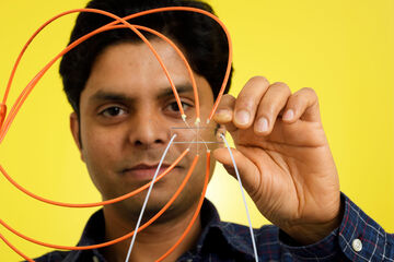 Manoj Sharma met zijn sensor. Foto | Bart van Overbeeke