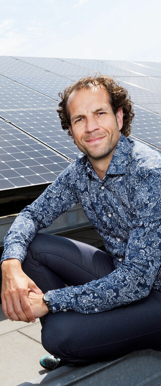 Erwin Kessels with the solar panels on the roof of Flux. Photo | Bart van Overbeeke
