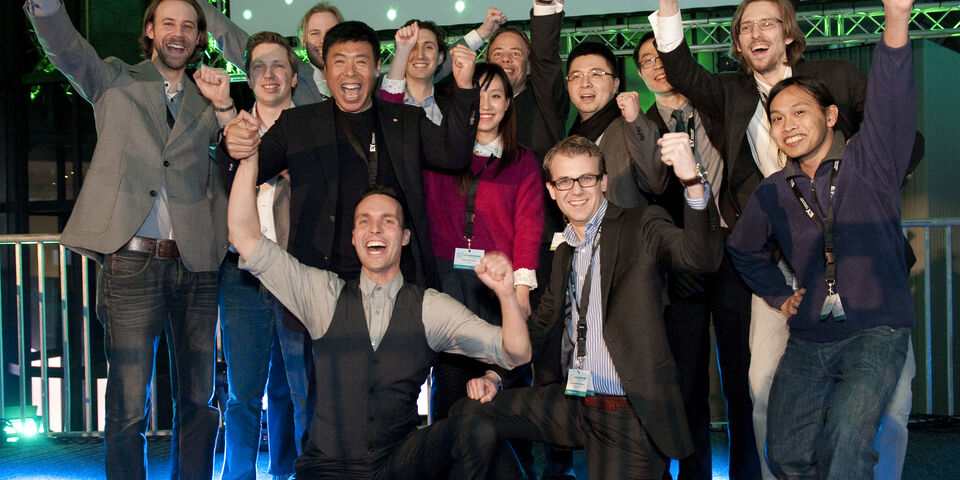 De teams van Avular (links) en Manus met in hun midden (in zwart) de Chinese investeerder Yu. Foto | Marcel Krijger