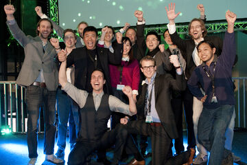 De teams van Avular (links) en Manus met in hun midden (in zwart) de Chinese investeerder Yu. Foto | Marcel Krijger