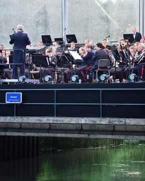 Hoofdpodium boven op de Dommel. Foto | Satyaki Chaudhuri