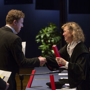 Bouwkundedecaan Elphi Nelissen (rechts) overhandigt het alumnigeschenk aan Tom Steegh. Foto | Vincent van den Hoogen Bouwkundedecaan Elphi Nelissen (rechts) overhandigt het alumnigeschenk aan Tom Steegh. Foto | Vincent van den Hoogen