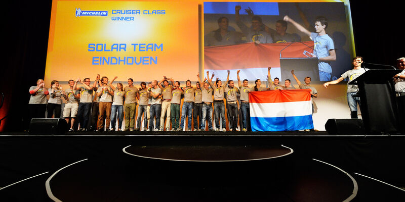 Solar Team Eindhoven op het erepodium. Foto | Bart van Overbeeke