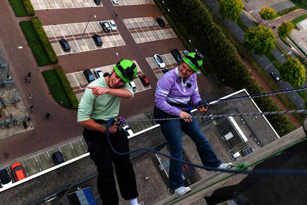 120 studenten abseilen van Vertigo