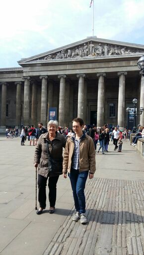 Mark met zijn oma op bezoek bij het British Museum.