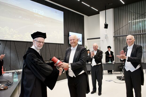 Oudste promovendus haalt doctorstitel na zijn tachtigste