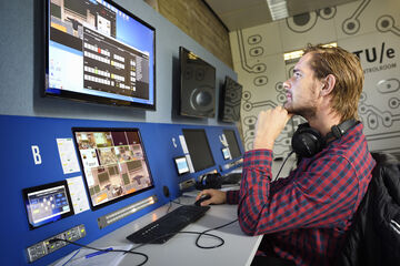Tim Beishuizen in de operator room. Foto | Bart van Overbeeke