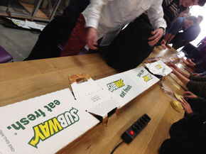 Lunch is here! Zo lang is acht meter brood.