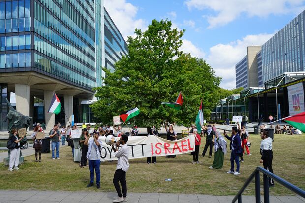 Another protest, but Intro participants show little interest