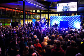 Veel publiek bij thuiskomst. Foto | Bart van Overbeeke