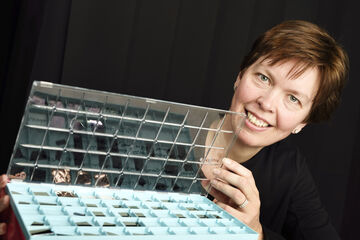Ageeth Bol met grafeensamples. Foto | Bart van Overbeeke